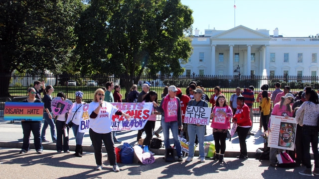 ABD’de silahlı saldırılar Beyaz Saray önünde protesto edildi