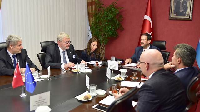 AB'den MEB'e Suriyeli öğrenciler için 300 milyon avroluk fon