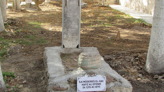 Afyonkarahisar'da 200 yıllık mezarlar gün yüzüne çıkarıldı