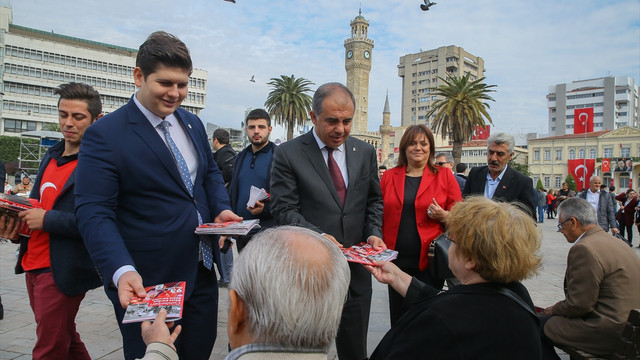 AK Parti İzmir'de 29 Ekim'e özel kitap dağıttı
