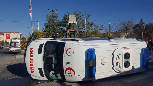 Ambulans ile minibüs çarpıştı: 6 yaralı