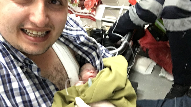 Ambulansta doğdu doktorun koynunda hastaneye yetiştirildi