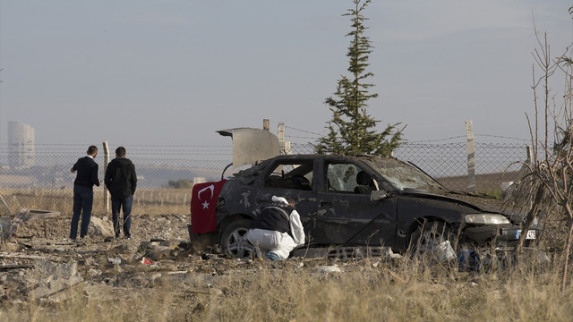 Ankara'da, Haymana yolu civarında bombalı araçla eylem hazırlığındaki iki terörist, düzenlenen operasyonda polisin teslim ol çağrısı üzerine kendilerini patlattı. Teröristler ölü ele geçirildi.