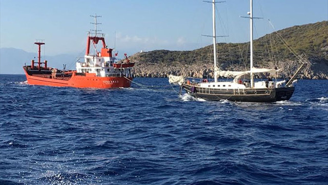 Antalya'da arızalanan yat, limana çekildi