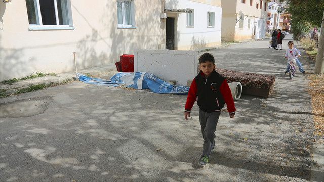 Arsasından geçen yolu çekyatlarla trafiğe kapattı
