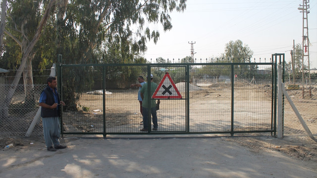 Arsasından geçen yolu kapıyla kapattı