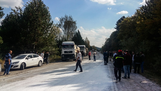 Asit sızıntısına kızıp karayolunu trafiğe kapattılar