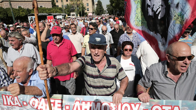 Atina'da emeklilerden protesto