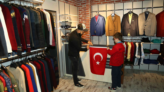 Bağcılar'da esnafa 10 bin Türk bayrağı dağıtıldı