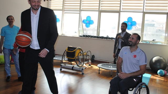 Bağcılar'da Paralimpik Spor Salonu hizmete açıldı