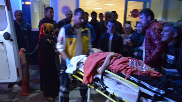 Bakkaldan dönerken boynundan vuruldu