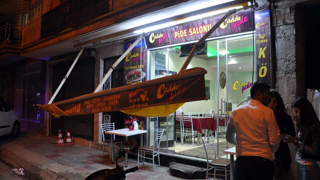 Balkondan düşen öğrenciyi iş yeri tentesi korudu