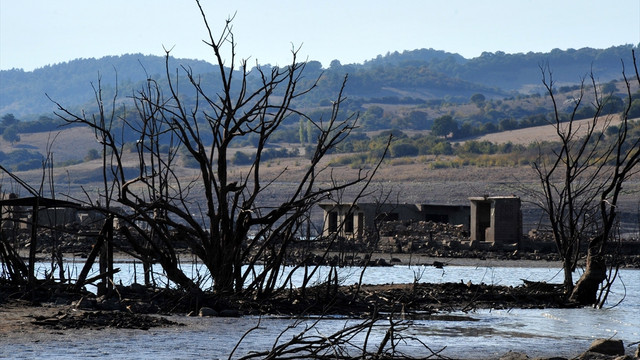 Barajdaki su azalınca köy ortaya çıktı
