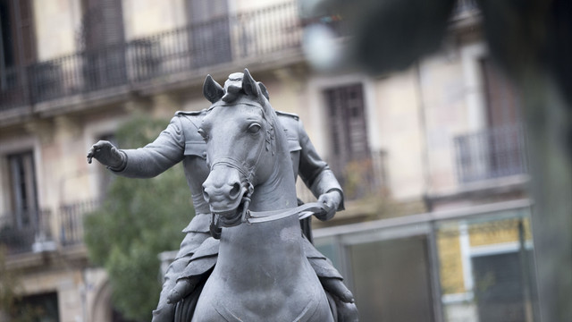 Barcelona'da sergilenen başsız Franco heykeli