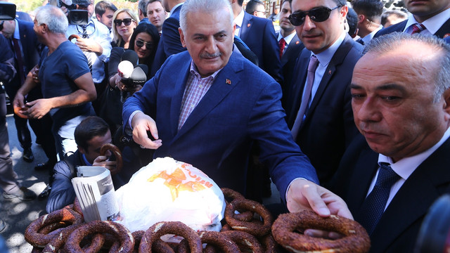 Yıldırım, huzurevinde kalan yaşlıları ziyaret etti