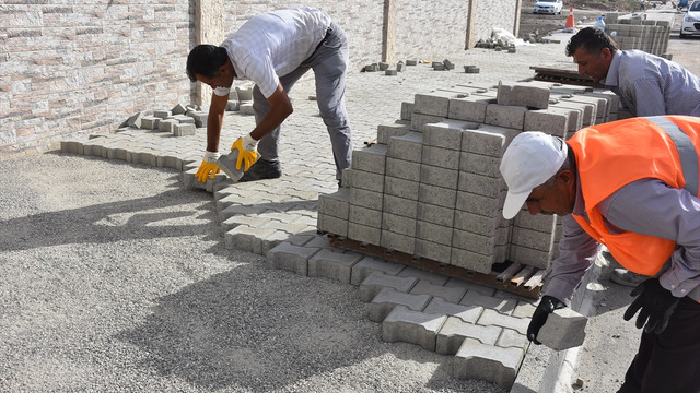 Batman'da 30 bin metrekare kilitli parke taşı döşendi