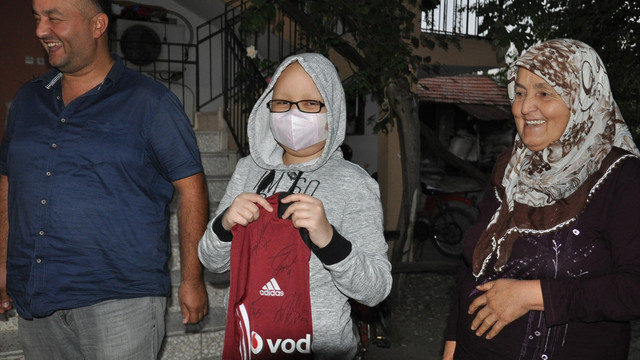 Beşiktaş taraftarı lösemili Buse'yi sevindiren hediye
