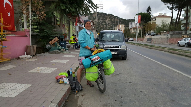 Bisikletle Karadeniz turu yapıyor