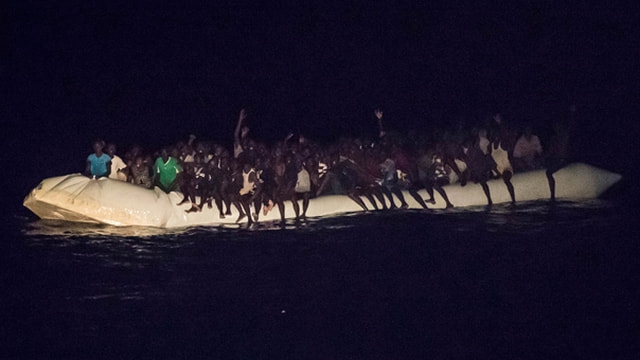Libya açıklarında göçmen botu battı! 90 kişi hayatını kaybetti
