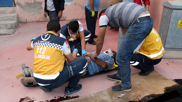 Burdur'da duvara çarpan traktör ikiye bölündü