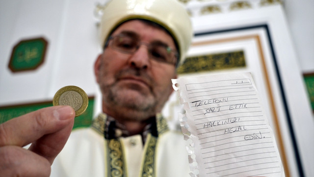 Camide telefonunu şarj eden vatandaştan duygulandıran davranış