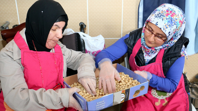 Çankırı'da engellilerin yaptığı aşureyi belediye başkanı dağıttı