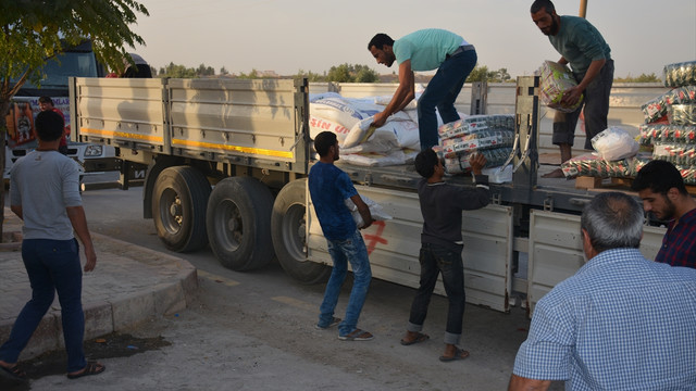 Cerablus'a 2 tır dolusu yardım malzemesi gönderildi