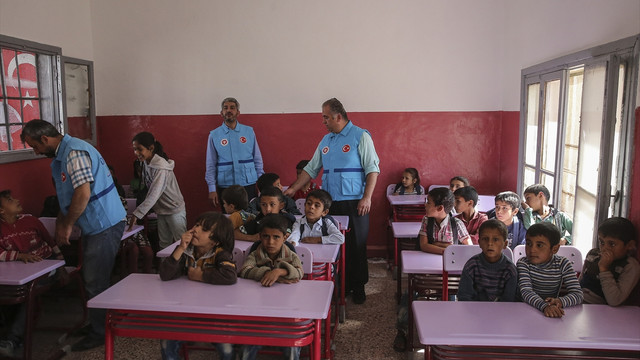 Cerabluslu çocuklara Kur'an-ı Kerim dağıtıldı