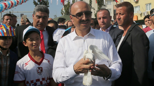 Çocuklar barış için güvercin uçurdu