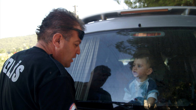 Çocuklarını araçta bırakıp yürüyüşe çıktılar