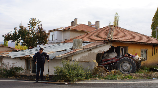 Çubuk'ta traktör evin duvarına çarptı: 1 ölü