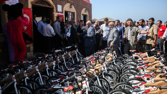 Cumhurbaşkanı Erdoğan'ın hediye ettiği bisikletler Gazze'de dağıtılıyor
