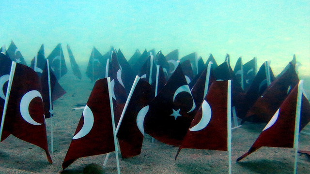 Dalgıçlar, Cumhuriyet Bayramı'nı denizin altında kutladı