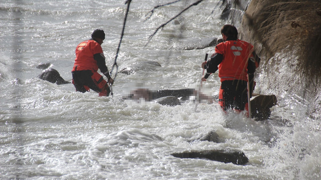 Denize düşen genç kız, hayatını kaybetti