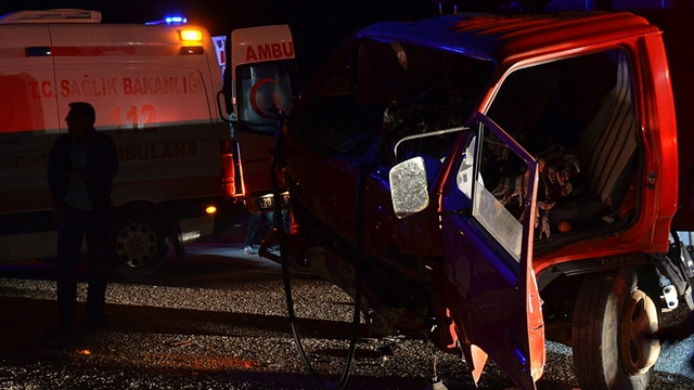 Denizli'de otomobille kamyon çarpıştı: 6 yaralı