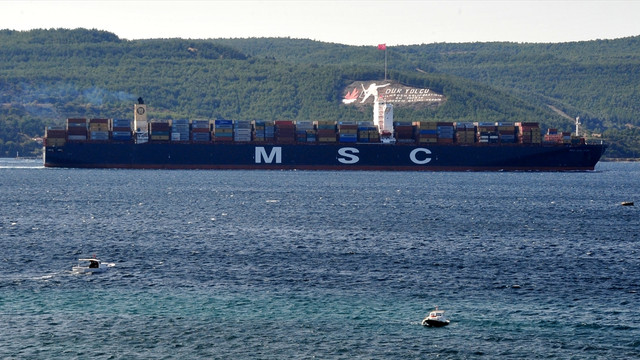 Dev konteyner gemisi Çanakkale Boğazı'ndan geçti