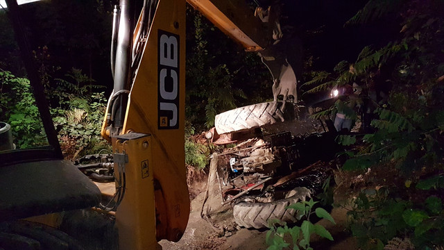 Devrilen traktörün altında kalan sürücü hayatını kaybetti