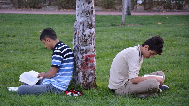 Diyarbakır'da açık alanda kitap okuma etkinliği