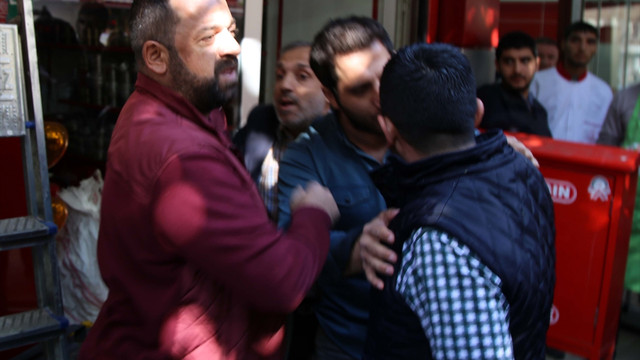 Diyarbakır'da belediye önünde toplananlara vatandaşlardan tepki