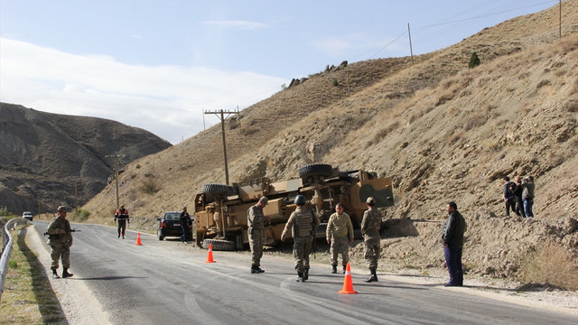 Erzincan’da askeri araç devrildi: 3 asker yaralı