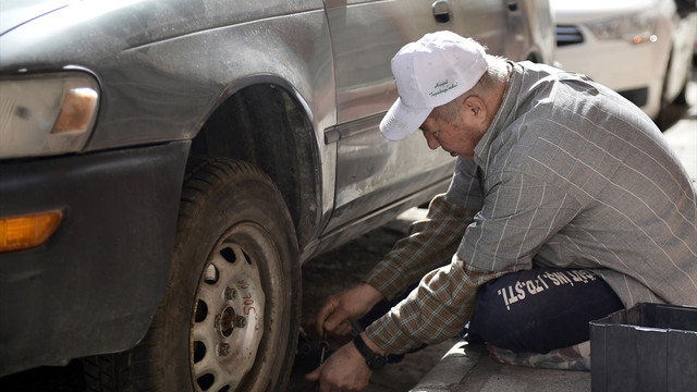 Eskişehir'de park halindeki araçların lastikleri kesildi