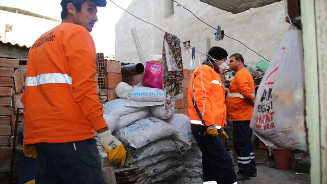 Evden 3 kamyon çöp çıktı