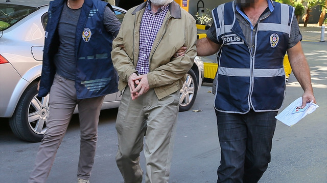 Firari amiral peruk takarak gizlenmiş