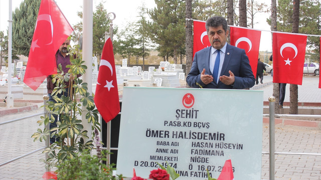 Gazetecilerden şehit Halisdemir'in kabrine ziyaret