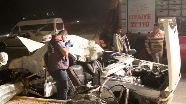 Gaziantep'te otomobil aydınlatma direğine çarptı: 1 ölü