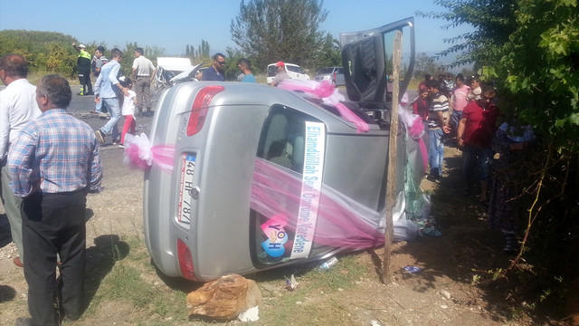 Gelin arabasıyla otomobil çarpıştı: 7 yaralı