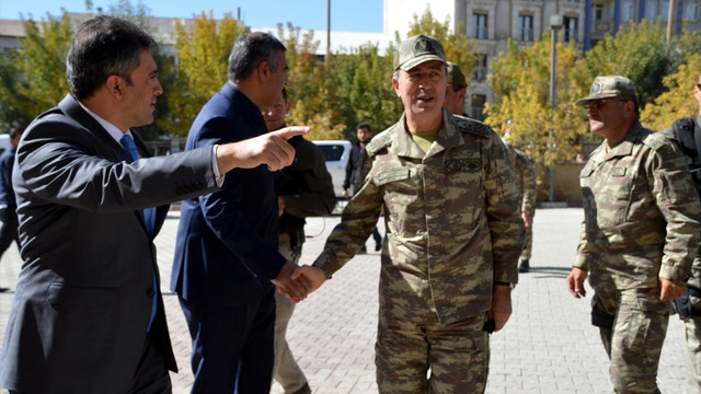 Genelkurmay Başkanı Orgeneral Akar, Şırnak, Hakkari'nin Yüksekova ve Van'ın Başkale ilçelerindeki birliklerde denetlemelerde bulundu, terörle mücadele harekatının sevk ve idaresini yerinde inceledi.