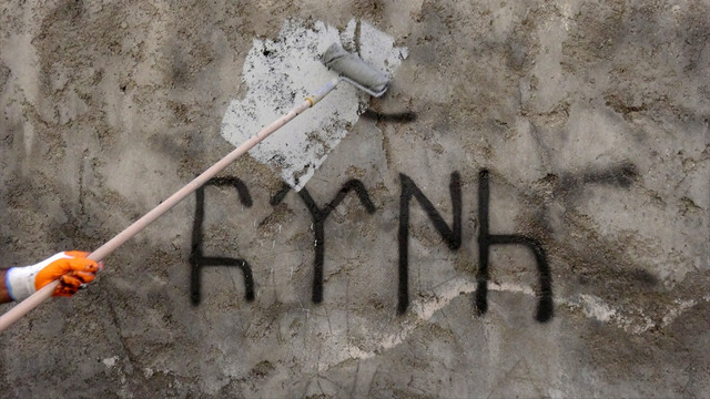 Görevlendirme yapılan belediye duvar yazılarını sildi