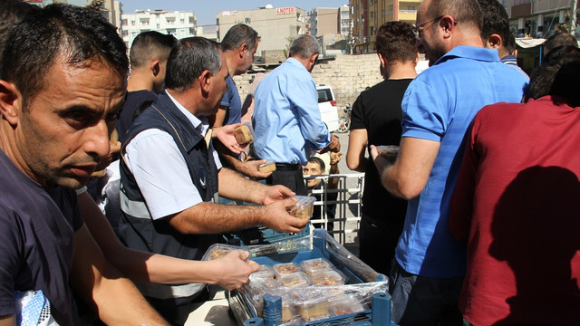Görevlendirme yapılan belediyeden vatandaşlara aşure