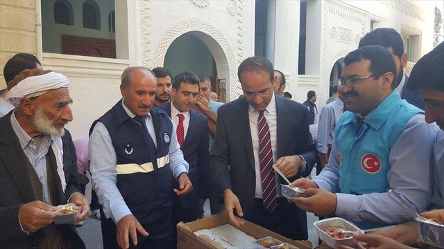 Görevlendirme yapılan İdil Belediyesinden vatandaşlara aşure